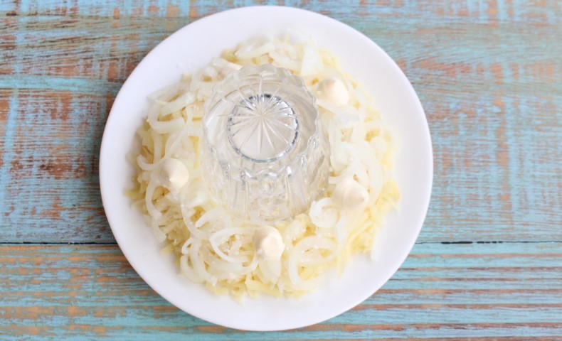 Салат із смаженим курячим філе, сиром та овочами