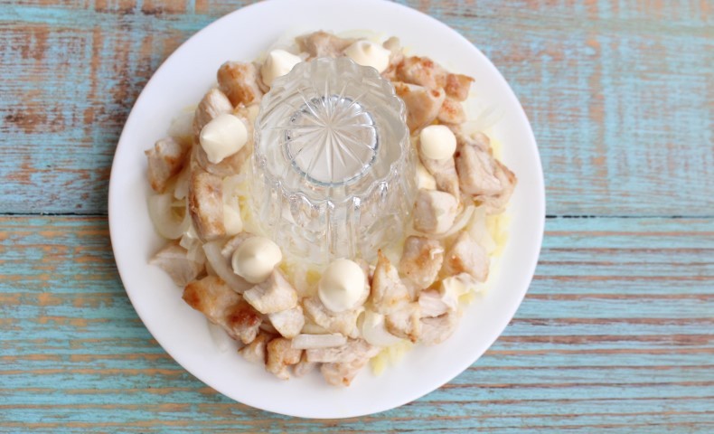 Салат із смаженим курячим філе, сиром та овочами