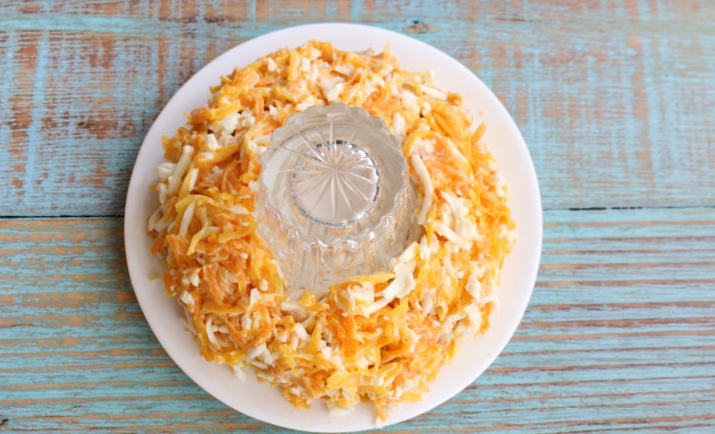 Салат із смаженим курячим філе, сиром та овочами