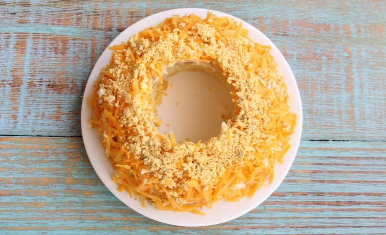 Салат із смаженим курячим філе, сиром та овочами