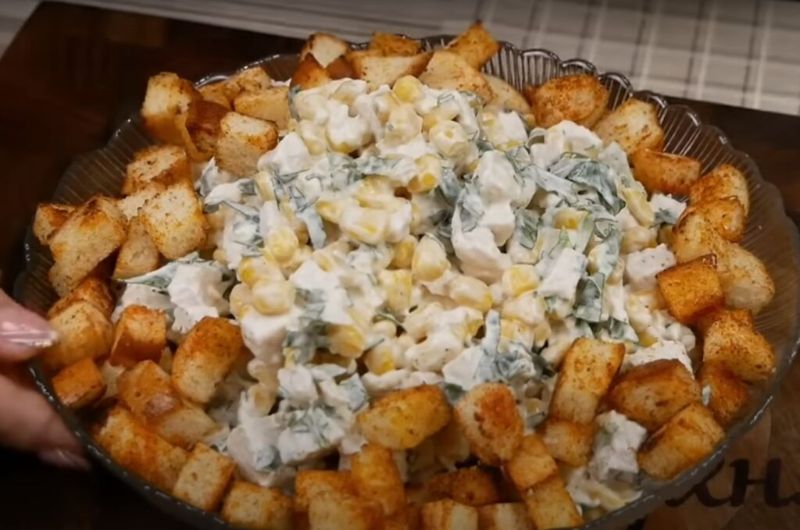 Новорічний закусочний салат із доступних продуктів