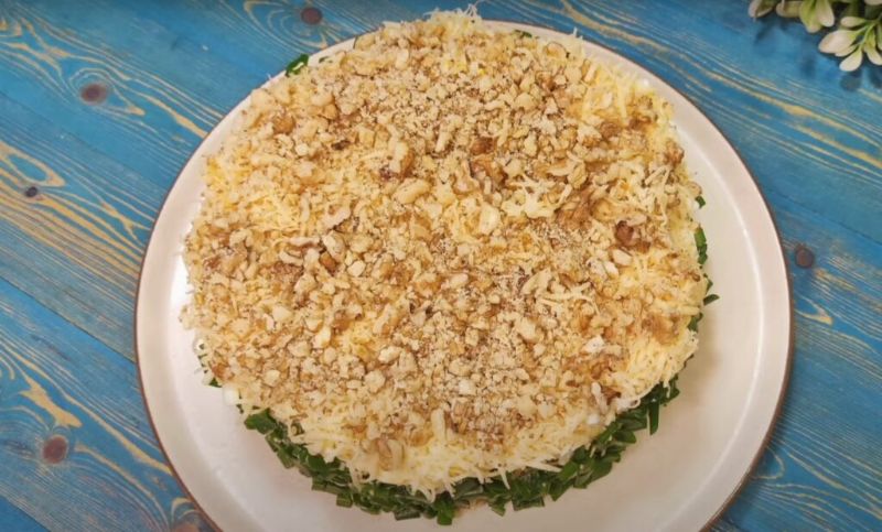 Новорічний салат із копченою куркою