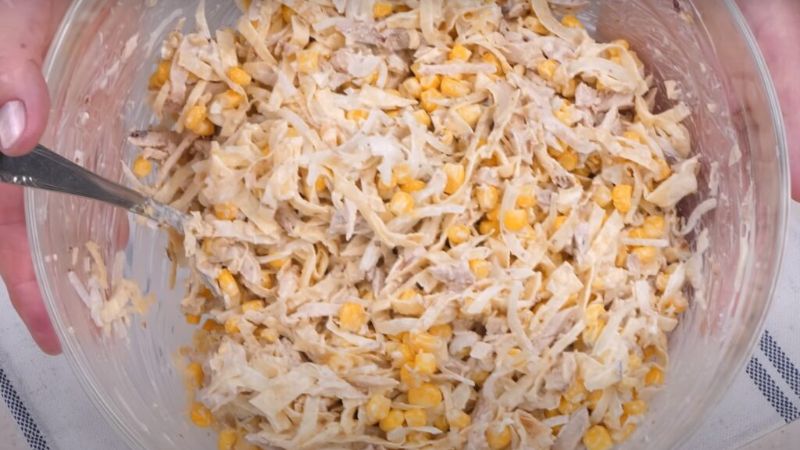 Став моїм улюбленим. Салат з куркою та яєчними млинцями