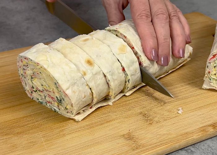Смачний рулет із лаваша з крабовими паличками на Новий рік