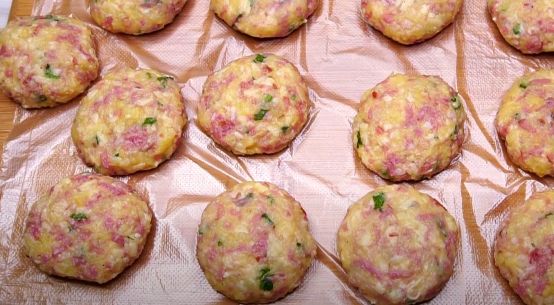 Смачні картопляні биточки. Хрумка скоринка зовні і м'які всередині