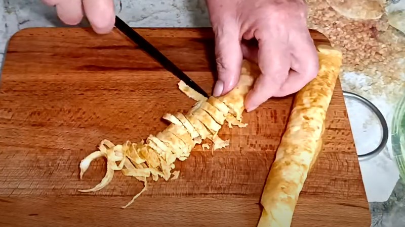 Святковий салат з яєчними млинцями, шинкою та маринованими грибами