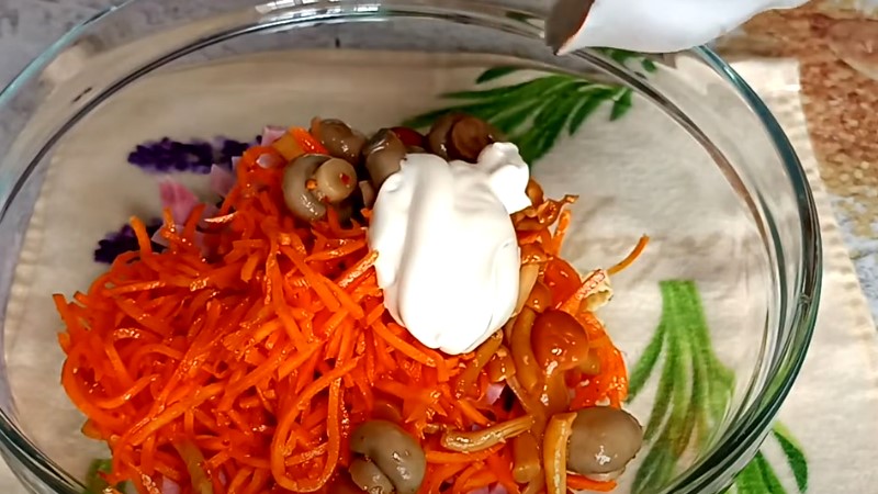 Святковий салат з яєчними млинцями, шинкою та маринованими грибами