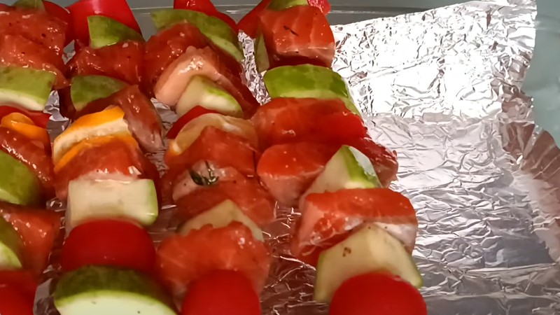 Форель на шпажках із овочами. Шашлички в духовці
