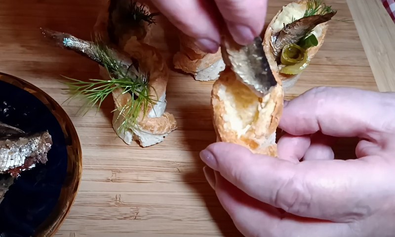 Святкова закуска з тостового хліба зі шпротами