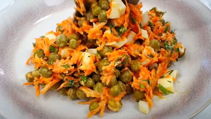 Візьміть 3 яйця, банку горошку і часник. Салат із простих продуктів