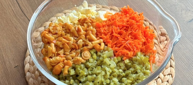 Салат з карбонадом та маринованими грибами