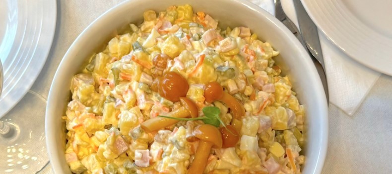 Салат з карбонадом та маринованими грибами
