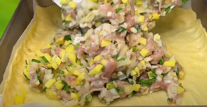 Нереально смачний пиріг з куркою та картоплею