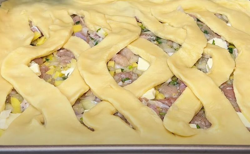 Нереально смачний пиріг з куркою та картоплею