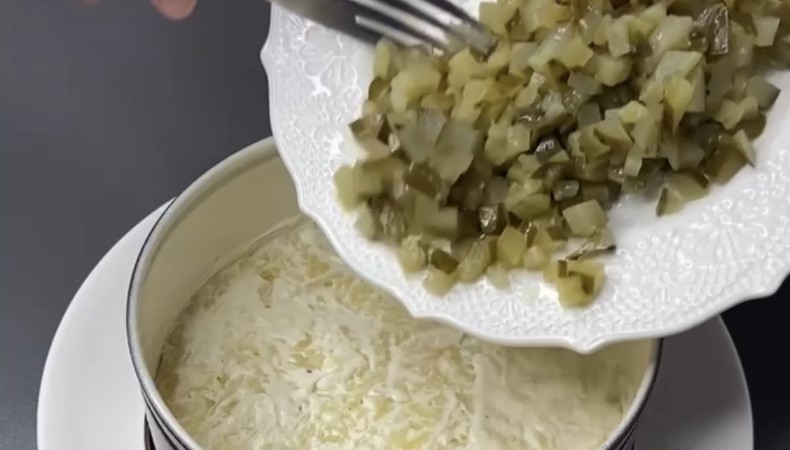 Салат на святковий стіл, який зготується без м'яса, без риби