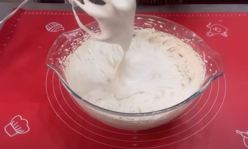 Яйця, цукор та борошно. Великий торт, який я готую на свята