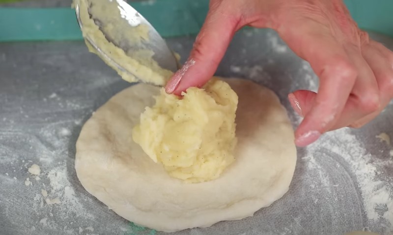 Пиріжки з картоплею на кефірі без дріжджів