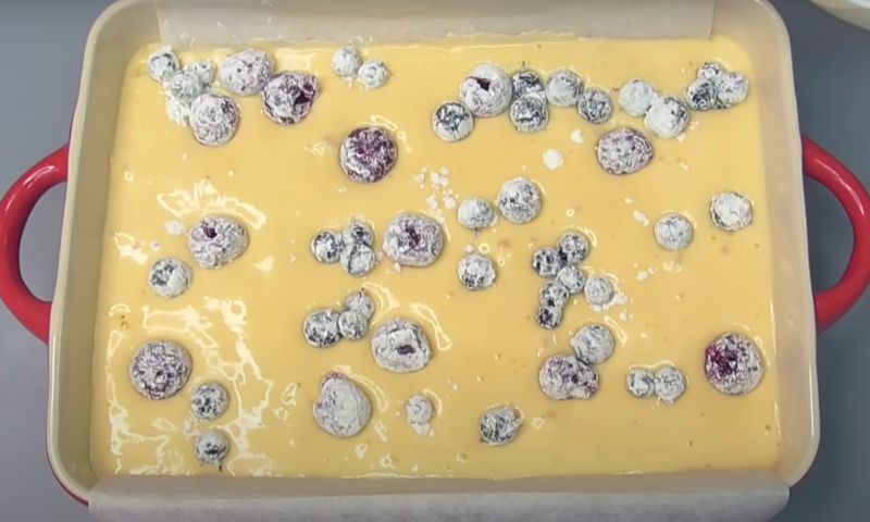 Все перемішую і в духовку. Ніжний ягідний пиріг