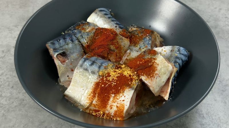 Складаю скумбрію в банку з овочами, і прибираю в духовку. Ніякого запаху у квартирі