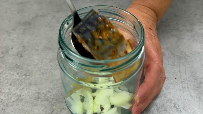 Складаю скумбрію в банку з овочами, і прибираю в духовку. Ніякого запаху у квартирі