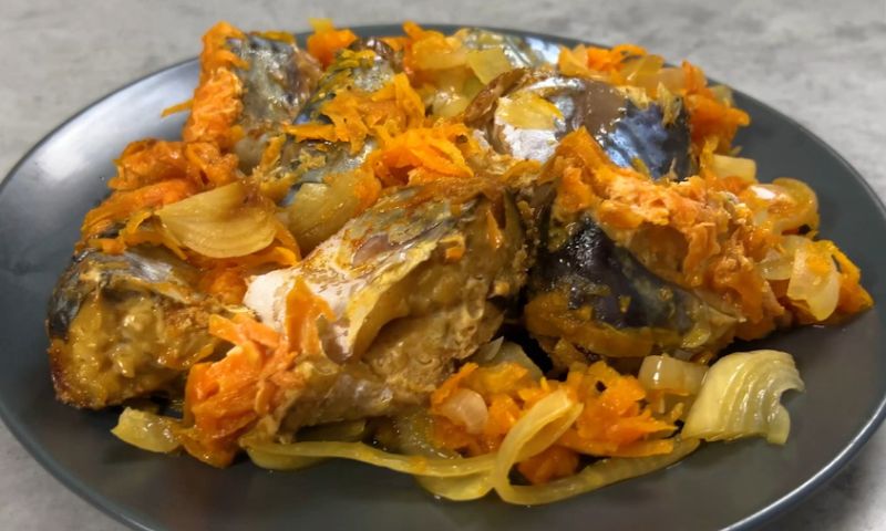 Складаю скумбрію в банку з овочами, і прибираю в духовку. Ніякого запаху у квартирі