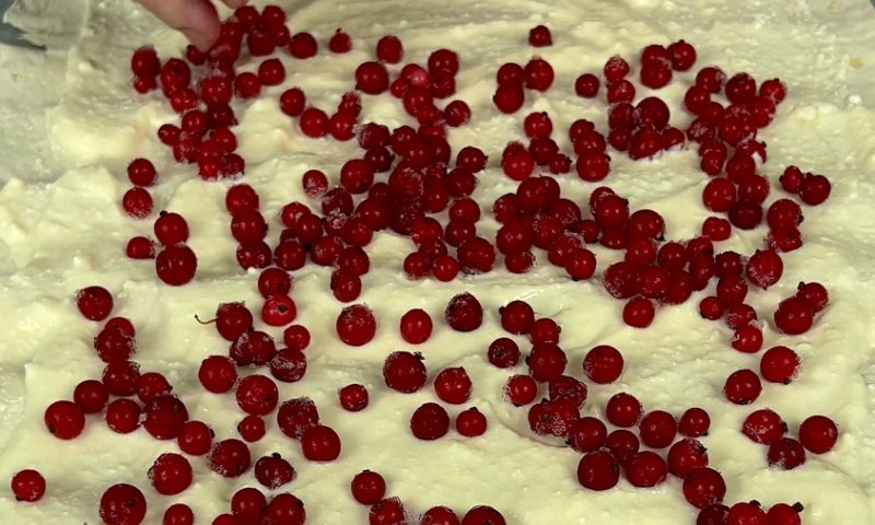 Рулет із замороженими ягодами та сиром