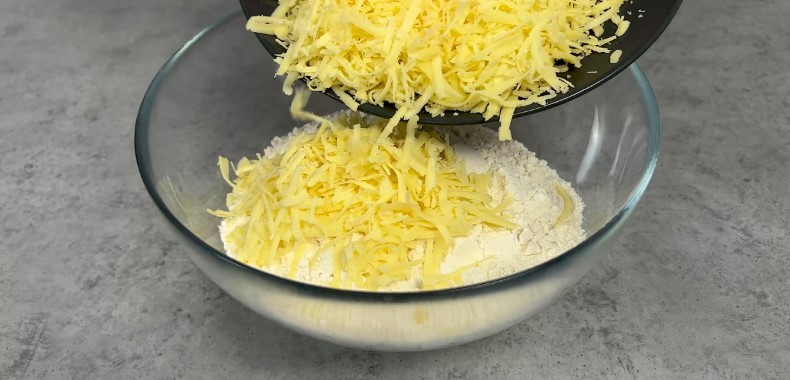 Коржі із зеленню та сиром на сковороді