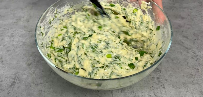 Коржі із зеленню та сиром на сковороді