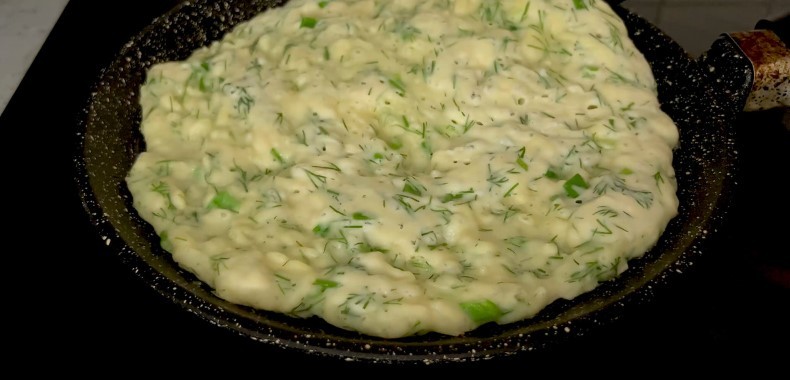 Коржі із зеленню та сиром на сковороді