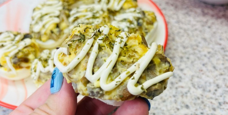 Класична закуска, фаршировані яйця з печерицями