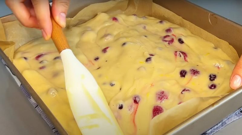 Все змішала і у духовку. Лимонний пиріг з замороженими ягодами