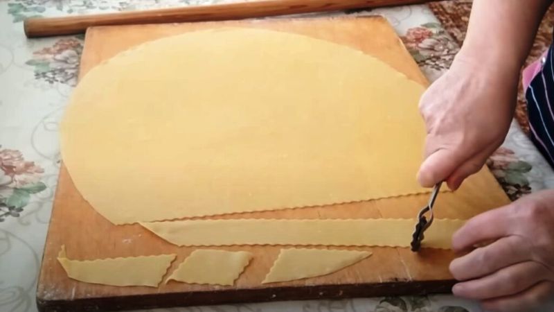 Домашній хмиз замішаний на яйцях. Ніжний і хрумкий одночасно