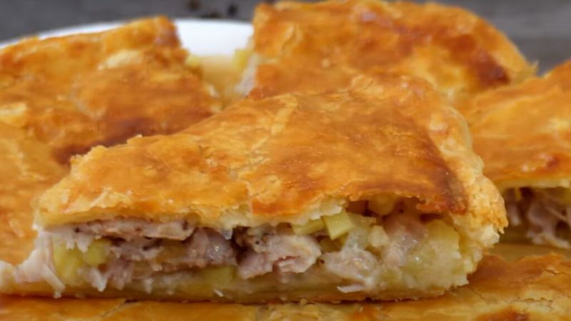 Соковитий пиріг з куркою: чудово смачний