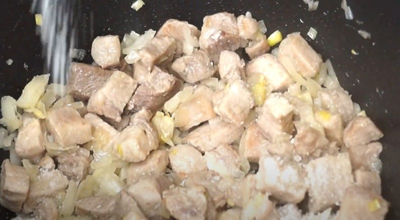 Лагман по-домашньому. Локшина, багато м'яса та овочів