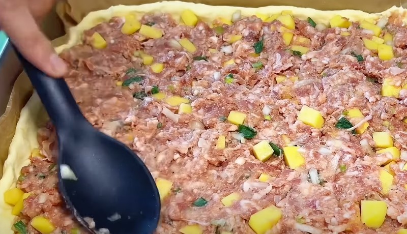 Все змішала і в духовку. Ароматний та ситний пиріг з фаршем