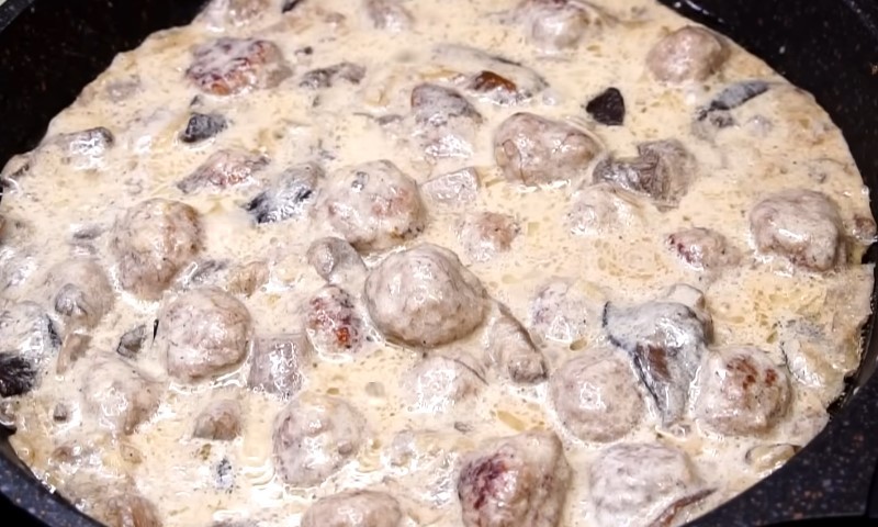 Запіканка з фрикадельками у сметанній заливці