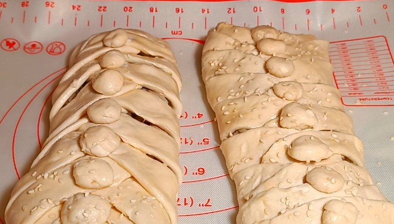 Смачний та ситний пиріг із листкового тіста з капустою та куркою