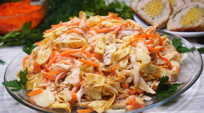 Салат Незвичайний із курки з морквою
