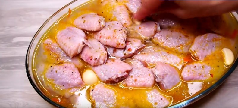 Курячі крильця з рисом в духовці. На смак виходять чудовими
