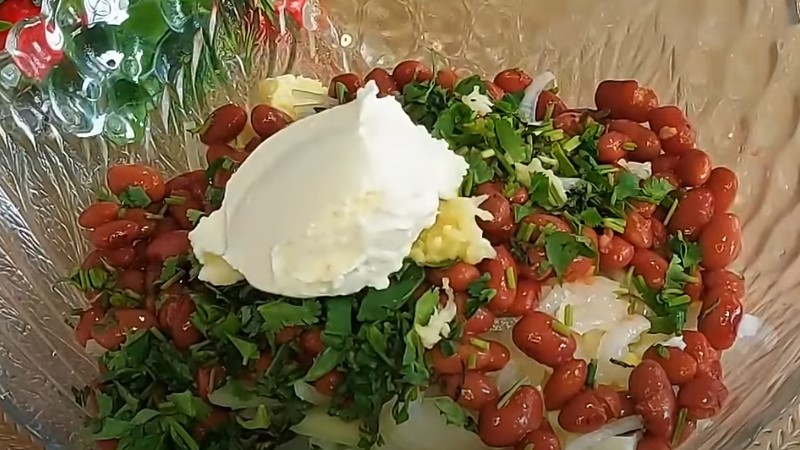 Приголомшливий салат з квасолею. Усього 4 основних продукти, а як смачно