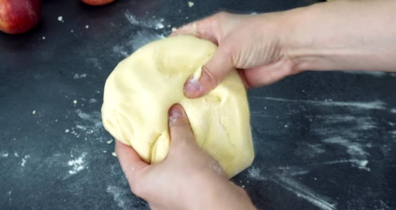 Пиріг "яблучний вибух", який підкорює своїм смаком