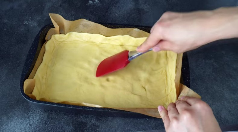 Найніжніший пиріг зі згущеним молоком і горіхами