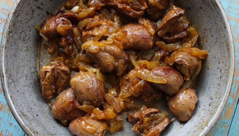 Курячі серця на сковороді з цибулею та часником