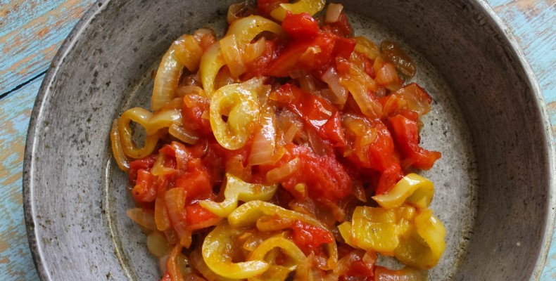 Омлет з овочами та сиром на сковороді