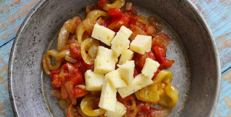 Омлет з овочами та сиром на сковороді