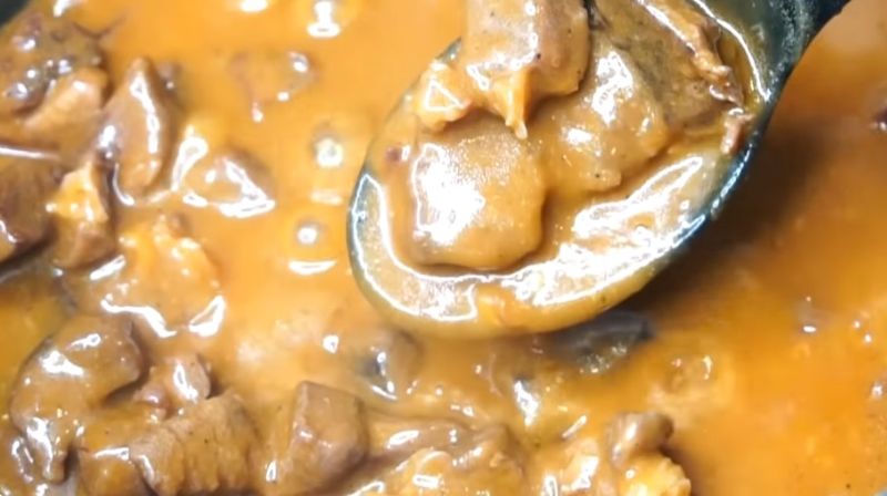 Тушковане м'ясо з підливкою - це класика домашньої кухні, страва, яка завжди доречна на столі