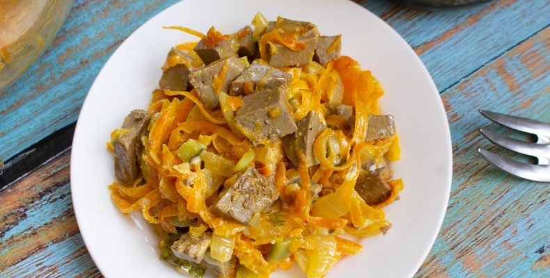 Салат з вареною печінкою, смаженими овочами та маринованими огірками