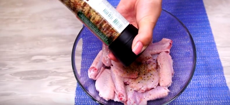 Курячі крильця з рисом в духовці. На смак виходять чудовими