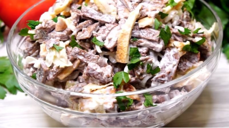 Новий салат з курячою печінкою