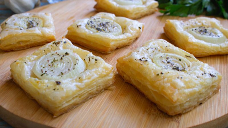 Слойки з цибулею